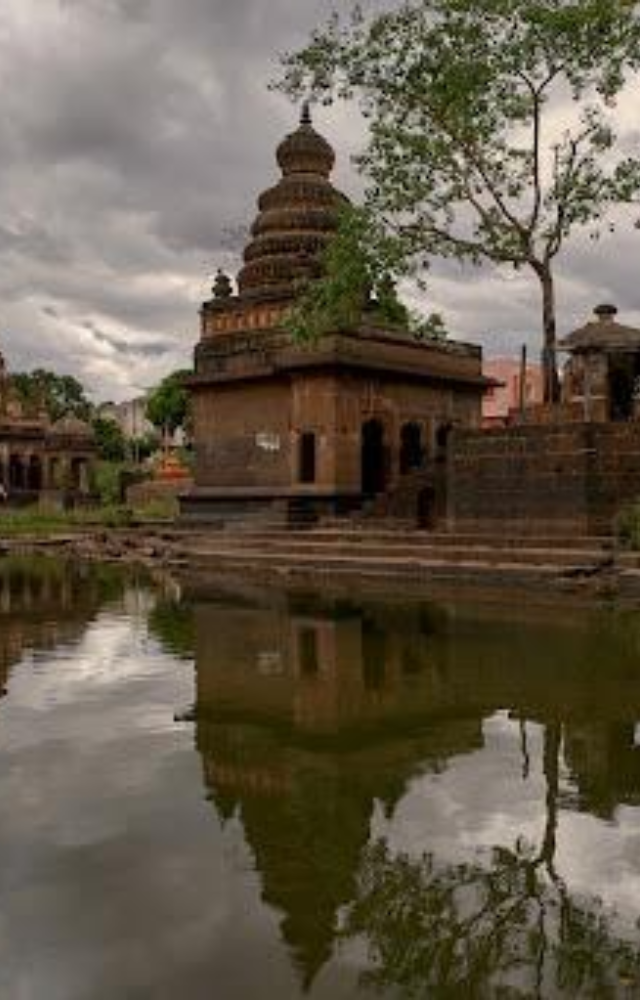 Wai has gained popularity among nature lovers for its lush green valleys and waterfalls. It was showcased in films like Agneepath and Taare Zameen Par.