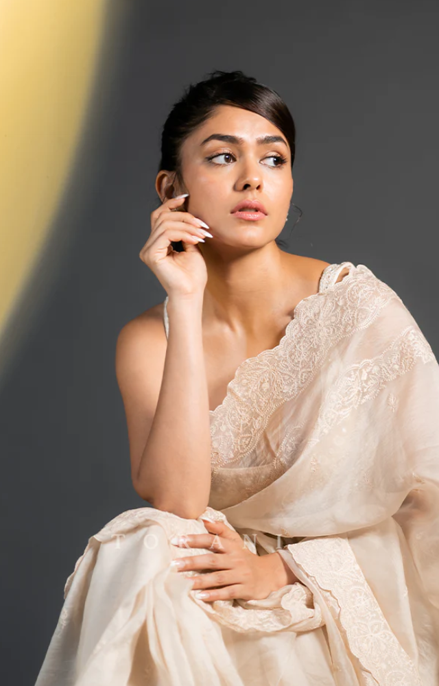 On the eve of Gudi Padwa, Mrunal dazzled in a white saree, effortlessly radiating simplicity and timeless beauty.