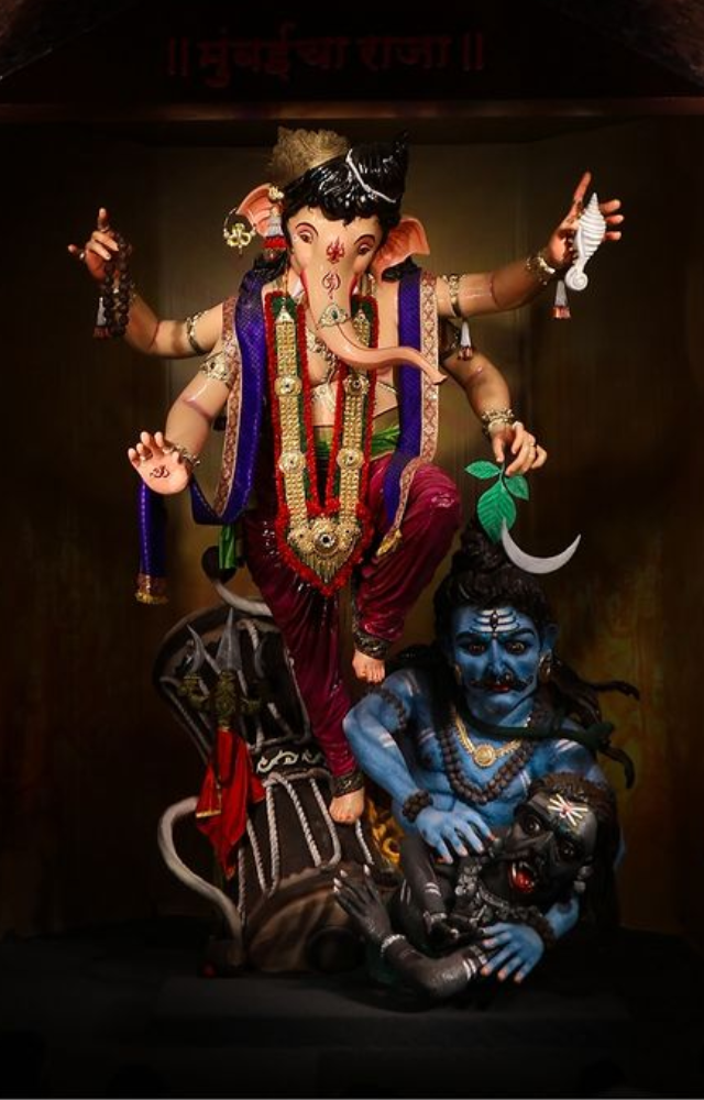 Founded in 1928,Mumbaicha Raja offers fresh themes annually and receives over 1.2 million visitors.It once hosted a Ganesh idol resembling Subhas Chandra Bose.