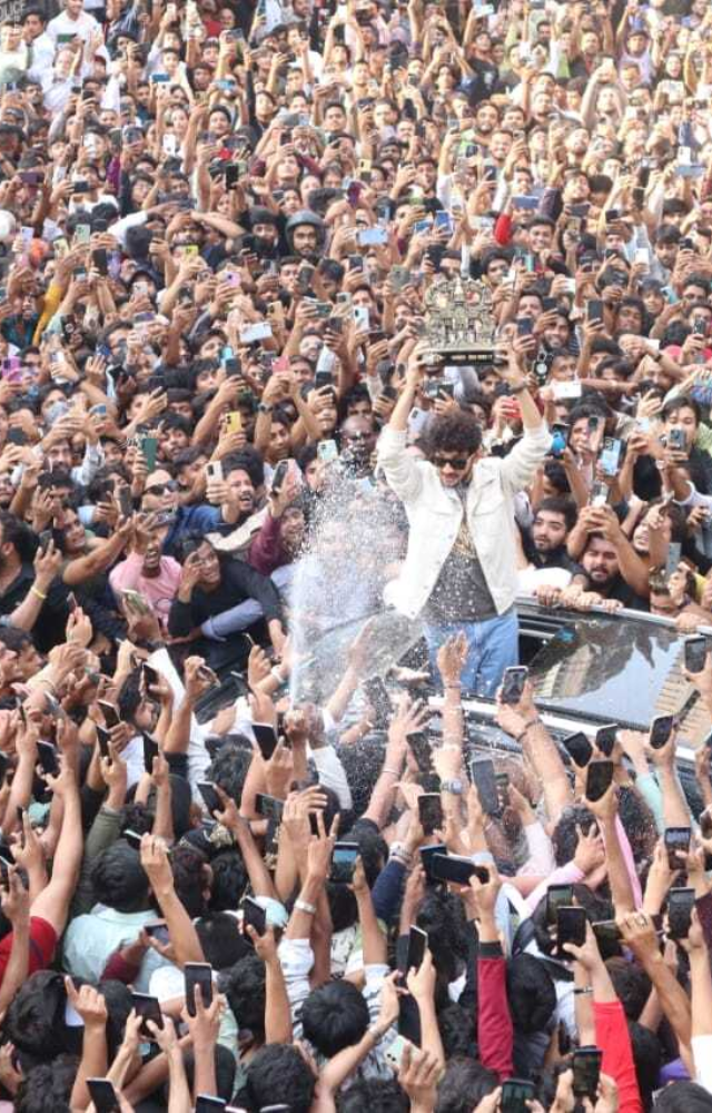 Crowd had gathered long before Munawar arrived in the area. With his arrival, large group of people mobbed his car trying to get a closer.