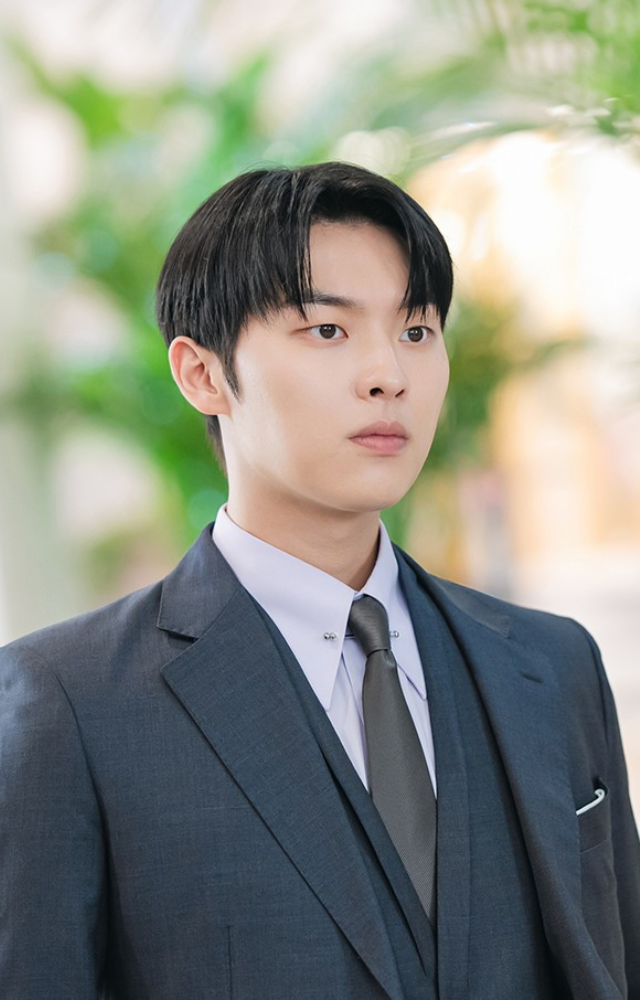 Despite relying on classic rom-com elements, the drama offers an engaging and enjoyable viewing experience through its charming characters and witty dialogue.