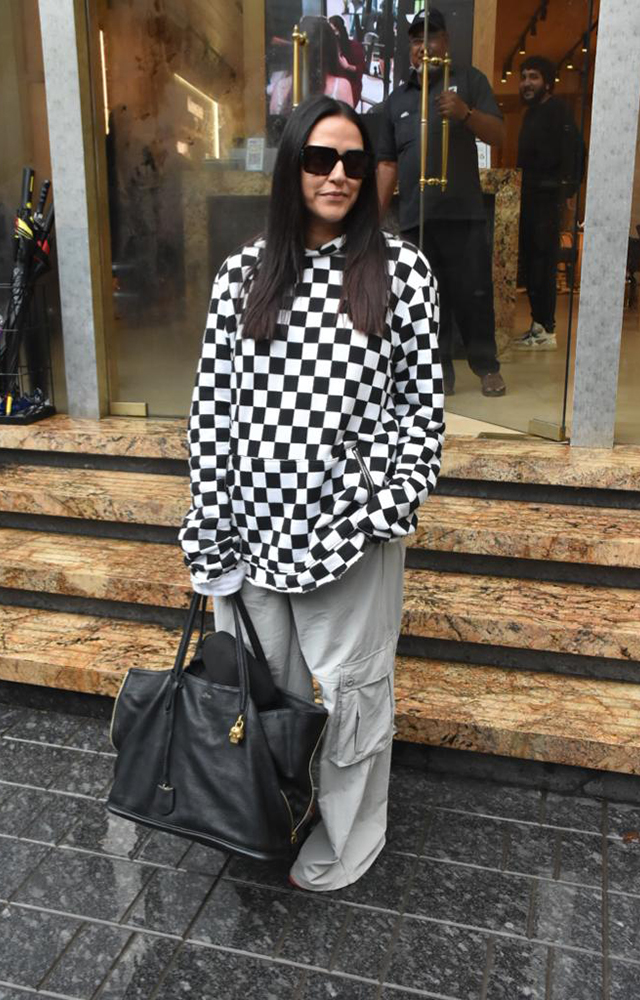 Neha Dhupia`s Paparazzi Moment in Bandra