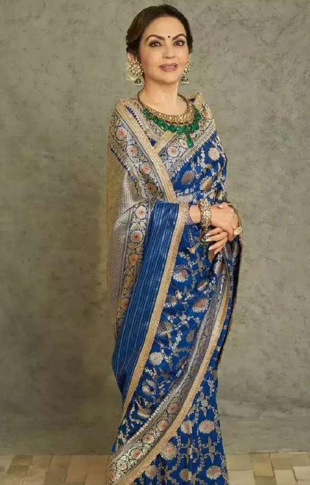 This sophisticated saree drape involves covering both the shoulders with the pallu. It gives you a clean and upright look.