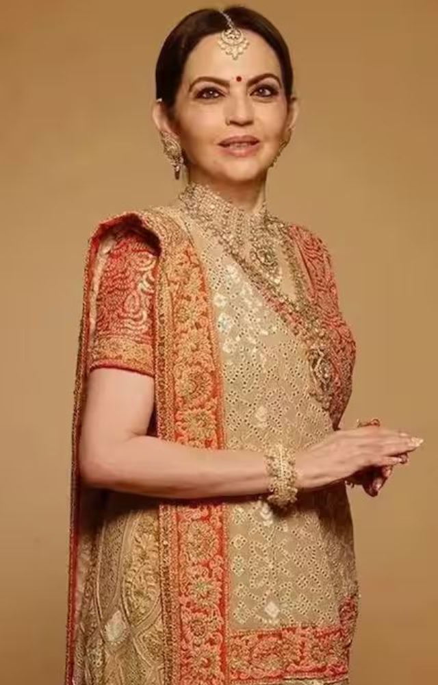 This traditional is most commonly worn by women in Gujarat. Pleat the pallu from the behind on your right shoulder. 