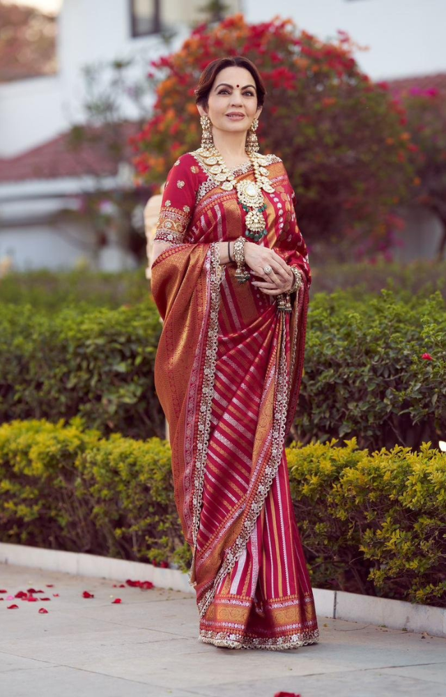 This drape features an unpleated pallu, which you can tuck in your arms for a regal look.