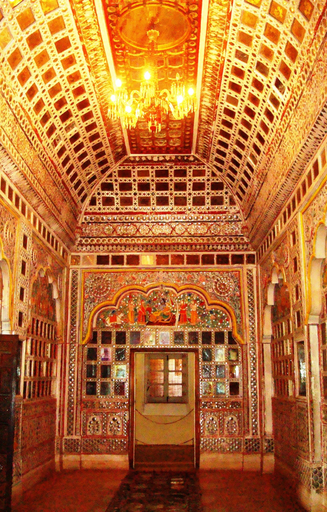 Discover the magnificence of forts like the Amber Fort in Jaipur and Mehrangarh Fort in Jodhpur, which carry tales of royal traditions.