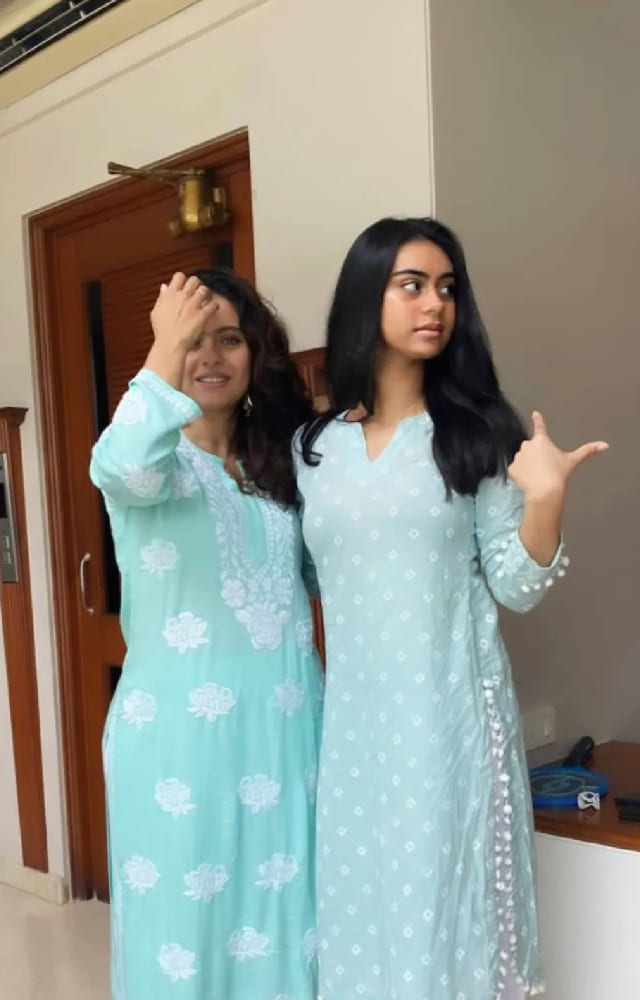 Twinning in traditional wear, Nysa and Kajol serve major mother-daughter goals. We love the mix of boomer grace and Gen-Z swag here.