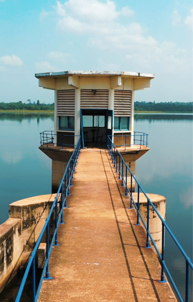 This lake is ideal for a day trip, offering boating and a serene environment surrounded by nature