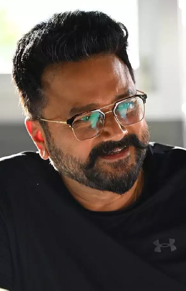There are alot of amazing movie done by Jayaram in 2000s. Some of the top movies are Manasinakkare, One man show, Veruthe oru bhaarya which got amazing response