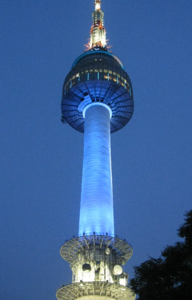 Namsan Tower (N Seoul Tower): Featured in dramas like Boys Over Flowers and My Love From Another Star, this iconic tower offers stunning views of Seoul.

