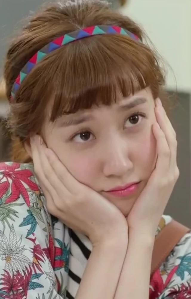 Eun-bin plays Song Ji-won, a quirky, energetic college student living with four roommates, exploring friendship, love, and young adulthood.
