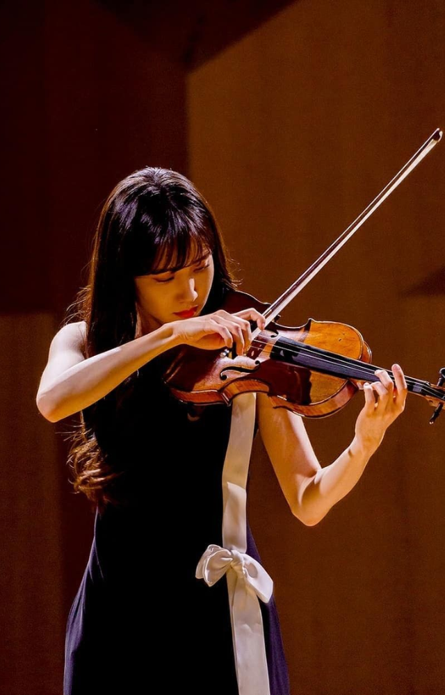 She learnt to play the violin for her role in Do You Like Brahms? Even as a beginner, she practiced diligently to portray her character authentically.