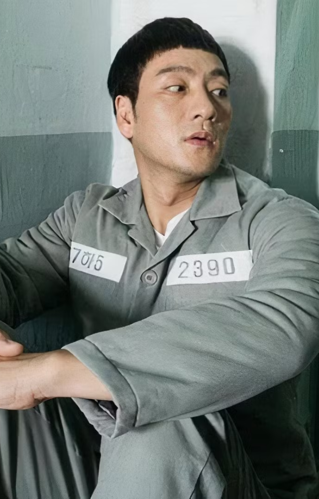 A star baseball player faces life in prison after a violent incident. The story blends humour and heart, exploring friendships behind bars.