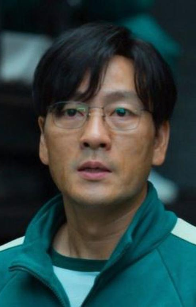 Participants risk everything in deadly children`s games for a cash prize. Park Hae Soo shines as a morally complex player.
