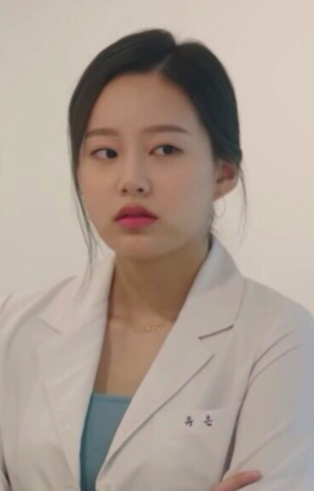 As Yoo Eun, she`s the sweet, supportive, beautiful friend of Kang Mi-rae, becoming her confidante as Mi-rae navigates university after plastic surgery.