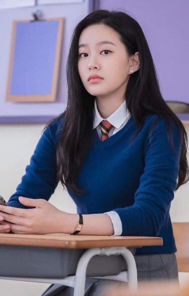 As Cha Se-ri, daughter of Cha Min-hyuk & Noh Seung-hye, she`s seemingly a Harvard student. Her confident facade crumbles when her academic fraud is exposed.