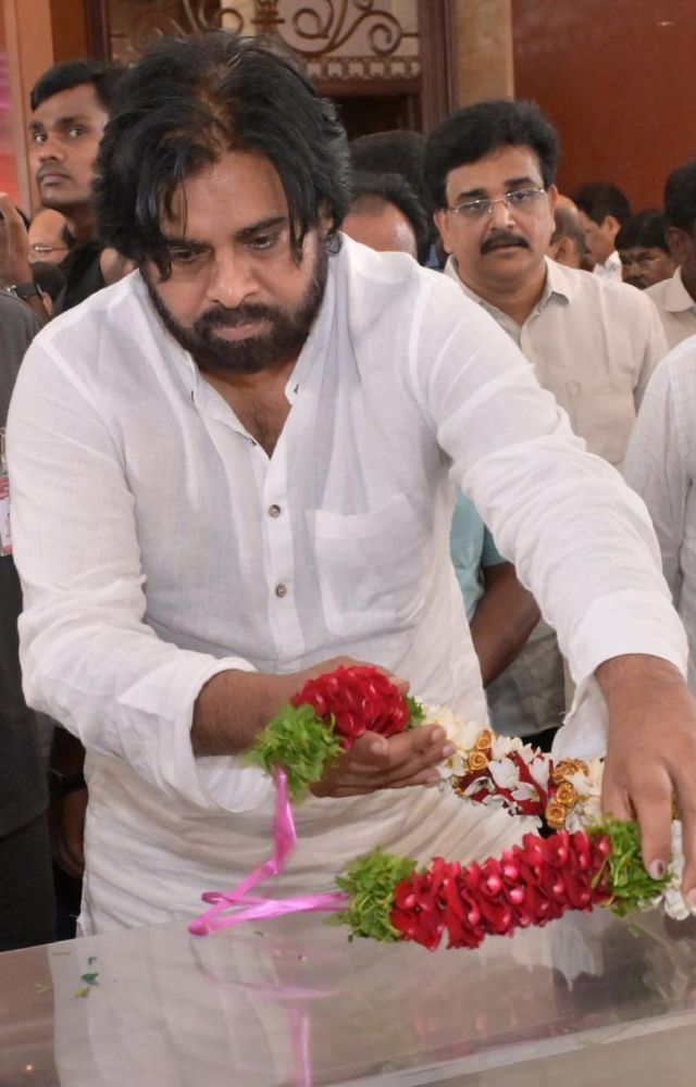  The actor and politician Pawan Kalyan was present at the last rites, paying his respects to Ramoji Rao