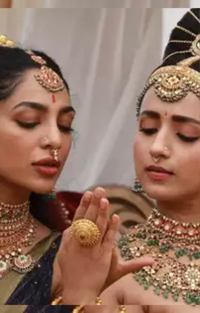Shobitha`s jewelry, like Ponniyin Selvan`s, is made of real gold, adding to its authenticity and value