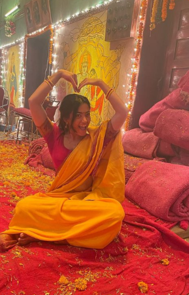 The film features meticulously designed costumes that reflect the characters` backgrounds and the setting, adding to the realism.

