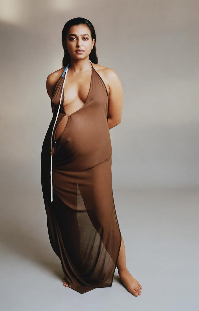 Her sleek, tied-back hair allowed the minimal makeup and natural pregnancy glow to shine. She knows how to bump right in your hearts.