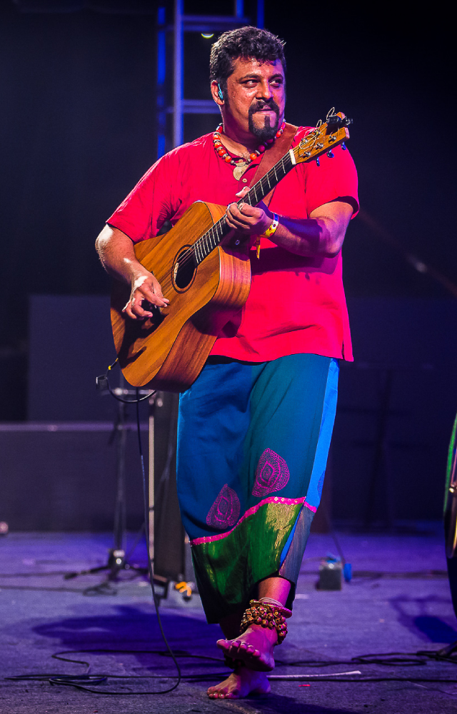 Raghu Dixit is known for his multilingual musical prowess. His compositions effortlessly span languages, including Kannada, Hindi, and English.