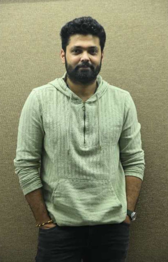 Rakshit effortlessly toggles between comedy and serious moments. Whether it’s a witty one-liner or an emotional scene, he strikes the right balance.