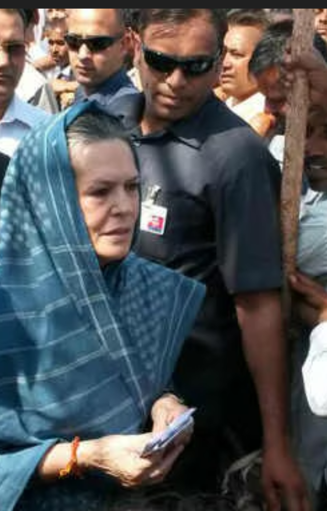 His mortal remains were available for public viewing at the National Centre for Performing Arts (NCPA) in Mumbai from 10 AM to 4 PM.