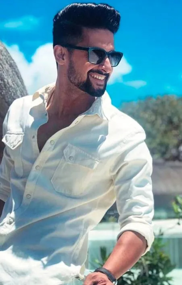 A successful television actor who headlined TV serials like Jamai Raja and Saas Bina Sasural, Ravi soon became a household name.