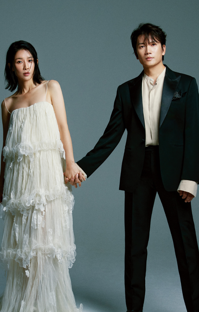 Happily married to actress Lee Bo Young, whom he met while working on a drama.