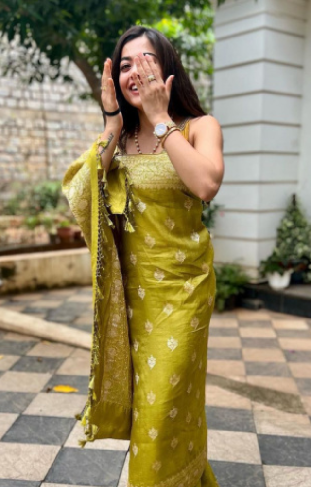 Coorgi dresses like the saree or Kuppasa (traditional Kodava dress) emphasize intricate designs and vibrant colors.
