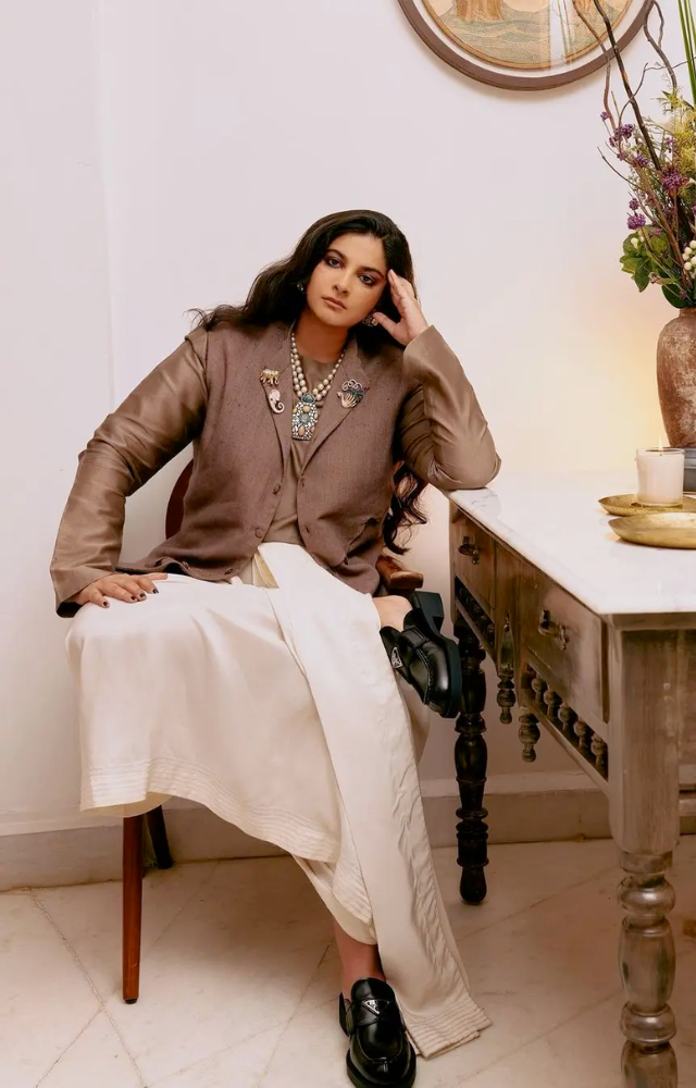 Rhea`s  necklace has a touch of green color, perfectly adding a hint of contrast to the ensemble. Rhea`s black shoes were another highlight in this look.