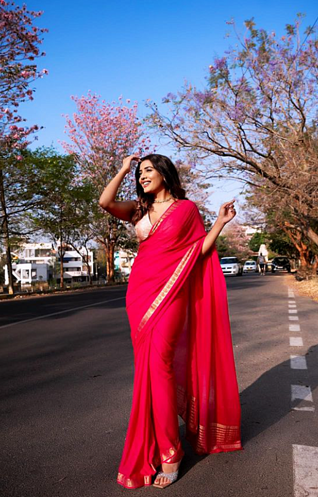 In a recent photoshoot, Sara Annaiah donned a beautiful pink saree with an extraordinary handcrafted golden border. She paired it with an elegant, cut-sleeved 