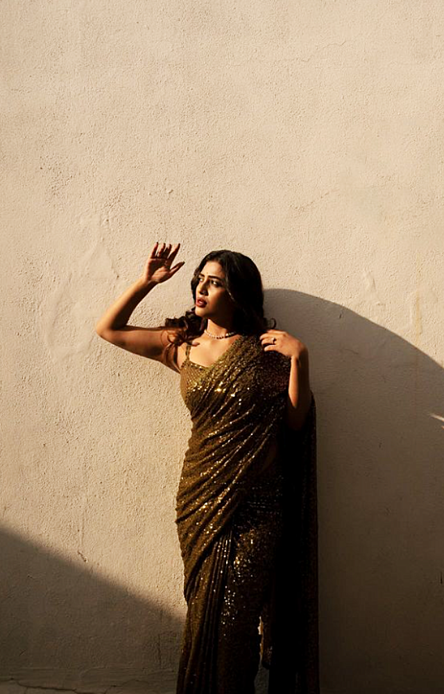 In a viral photo, Sara looked pretty in a blue-colored saree matched with a green blouse. Her traditional jewelry, including bangles and jhumkas