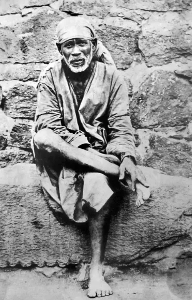  Sridevi made a vow to Shirdi Sai Baba to pray for Rajinikanth`s recovery.