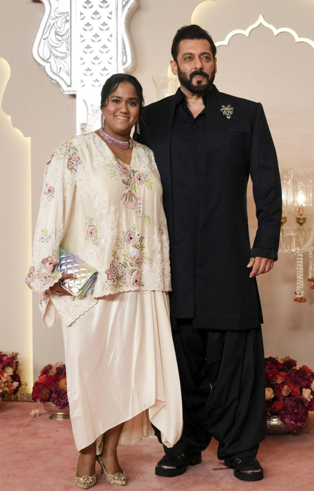 You can give your kurta a modern twist by pairing it up with a fitted jacket and dhoti styled pants.