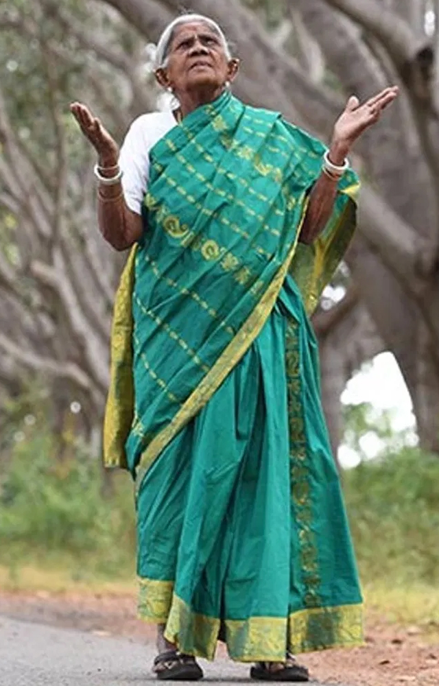 However, some have shared a heartfelt tribute to Saalu Marada Thimmakka on social media without knowing the truth while she is still alive. 