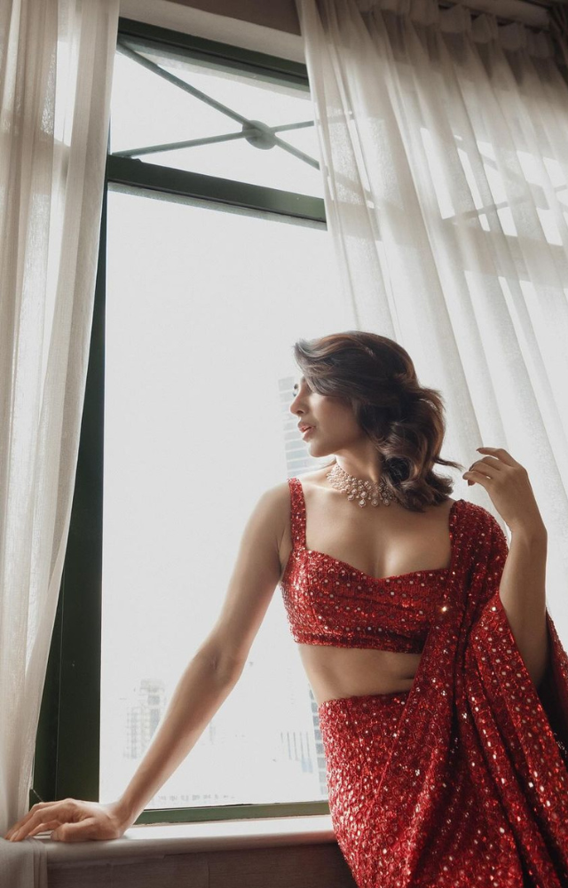 Samantha Ruth Prabhu sets temperatures soaring as she sizzles in a red sequin saree, Here latest photo is viral on social media, she looks stunning in red saree