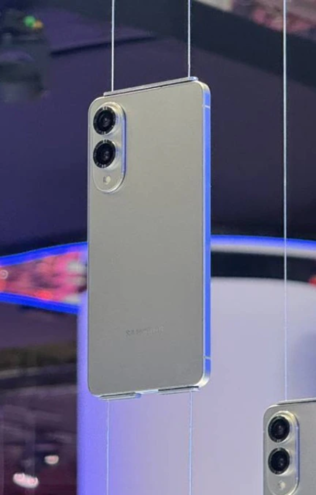The S25 Edge features a strong titanium frame and Corning Gorilla Glass Ceramic 2 for its 6.7-inch QHD+ AMOLED screen.