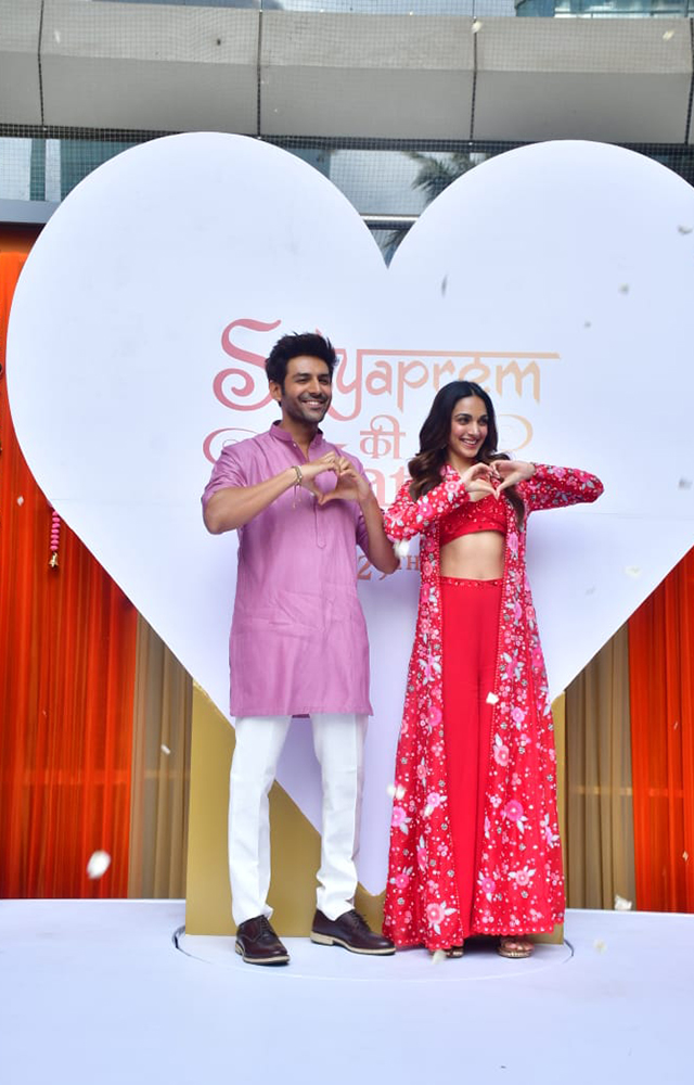 Kartik Aaryan and Kiara Advani`s Unmissable Moments from the Song Launch of `Satyaprem ki Katha`