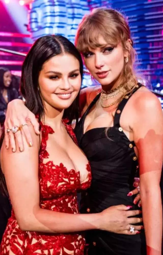 Adorable Pictures Of Selena And Taylor