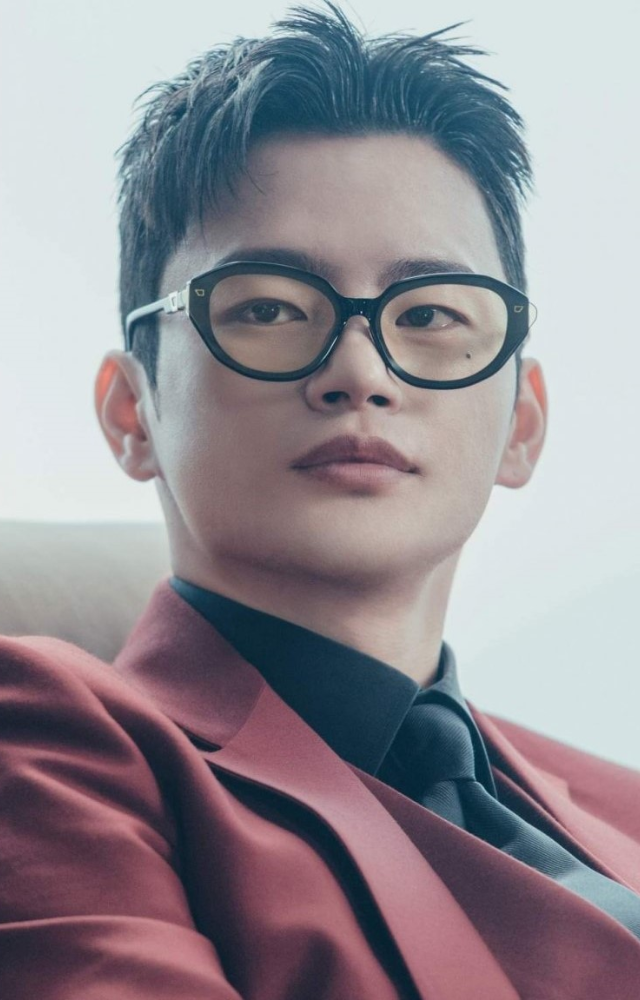 A quirky former profiler turns into a fake shaman running a cafe, solving crime in his unique way, blending comedy, mystery, and investigation.