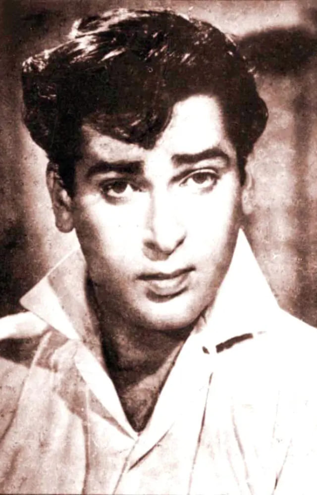 Born on October 21, 1931, Shamsher Raj Kapoor was born to Prithviraj Kapoor and Ramsharni Kapoor. He later shortened his name to enter the film industry.