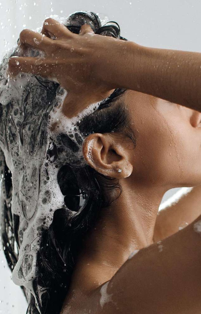 It removes excess oil and dirt, especially for those with greasy scalps. It also reduces the chances of dandruff, itchiness, and fungal infection.