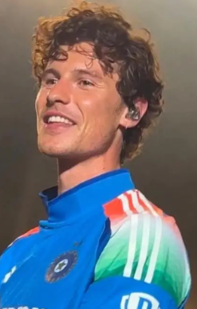 During his Lollapalooza India 2025 performance, Shawn Mendes wore an Indian cricket team jersey featuring Virat Kohli`s name, thrilling cricket and music fans.