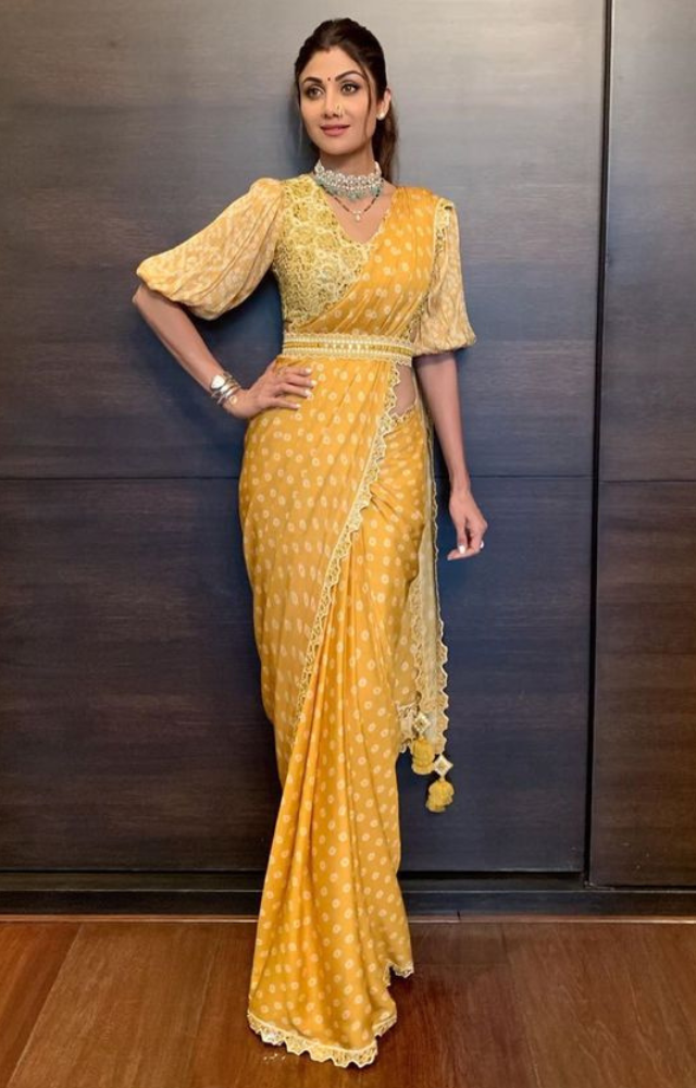 This saree drape with a belt will give you the perfect cinched waist look. Use this look if you wish to dance through the aagaman or visarjan festivities.