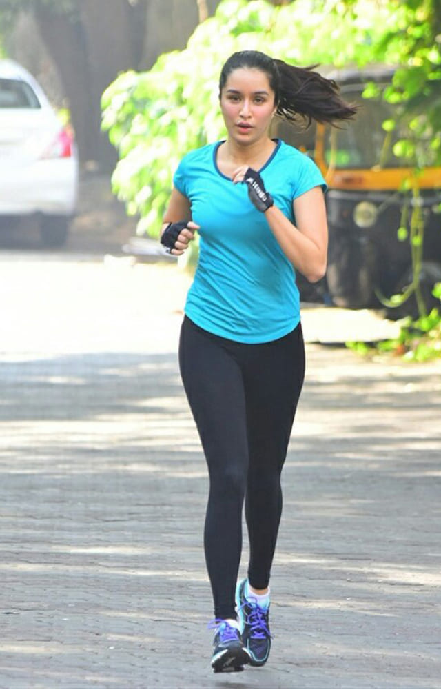 Shraddha Kapoor never misses a workout. She ensures that she always stays active and hits the gym every day.