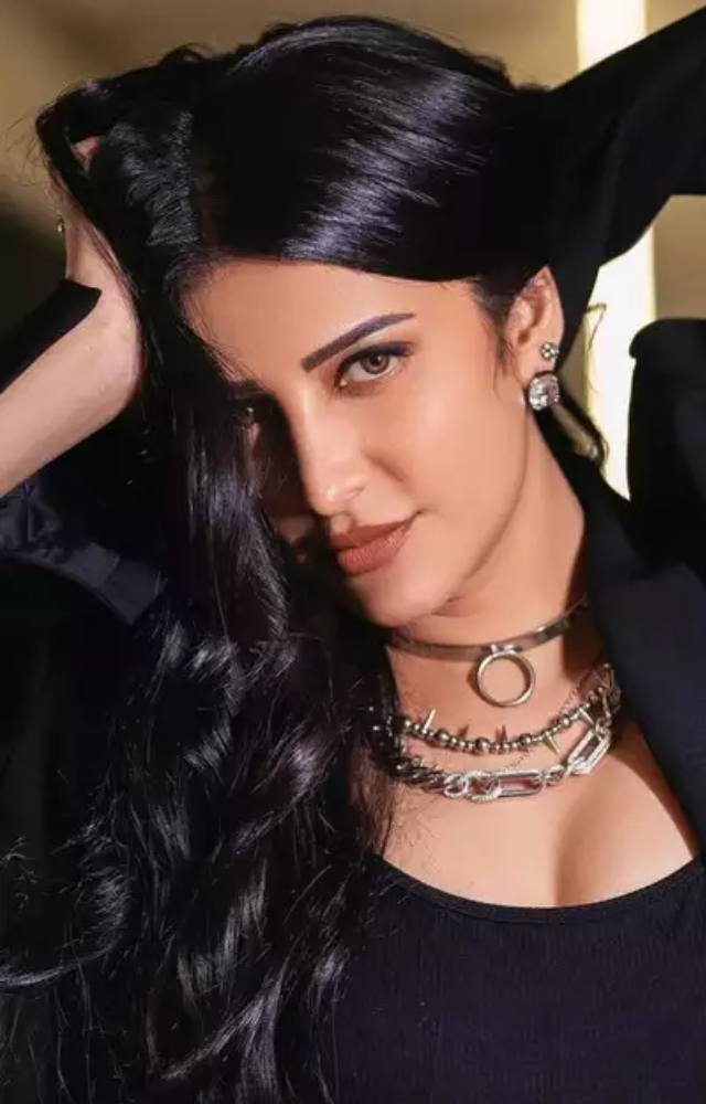 Classic Chic look Shruti Haasan in House