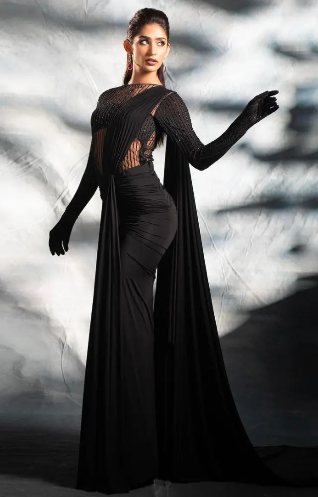 For one of the events leading to the pageant, Shweta turned desi girl in this gorgeous black saree draped to perfection