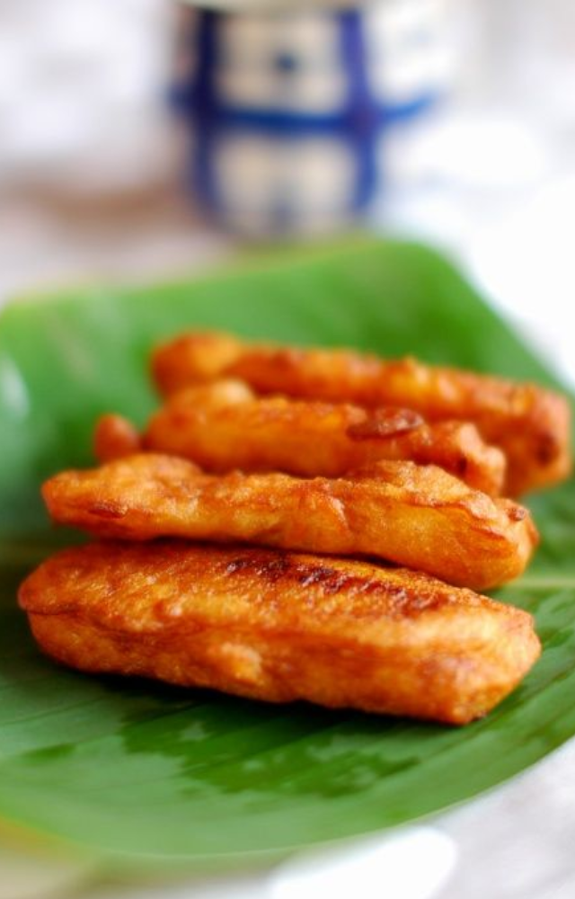 They are a classic tea-time companion and can be found at almost every tea shop in Kerala. The key to their deliciousness lies in using ripe and juicy plantains