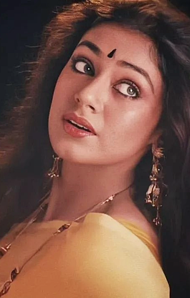 In the epic Tamil film Thalapathi, directed by the legendary filmmaker Mani Ratnam, Shobana showcased her immense talent.